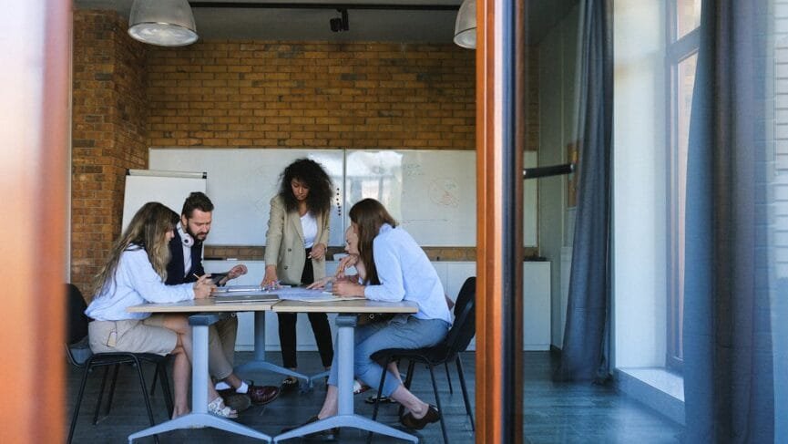 Gugup Saat Presentasi Marketing? 5 Tips Ini Wajib Brand Manager Coba Lakukan